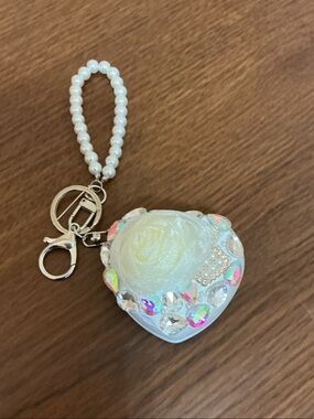 New Pearl-Accented White Heart Keychain with Floral Detail
